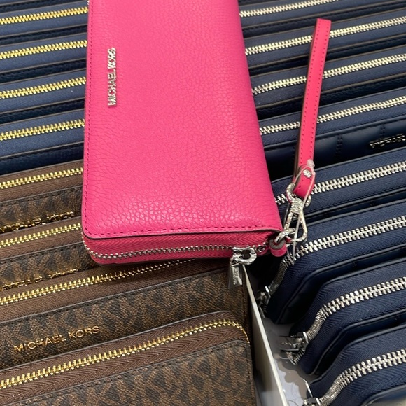 MICHAEL KORS JST 
Leather Continental Wristlet Phone Case Wallet 
Dragonfruit - Picture 2 of 16